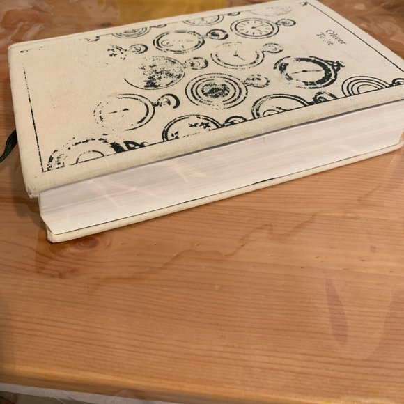 Classic Oliver Twist book - Picture 2 of 6